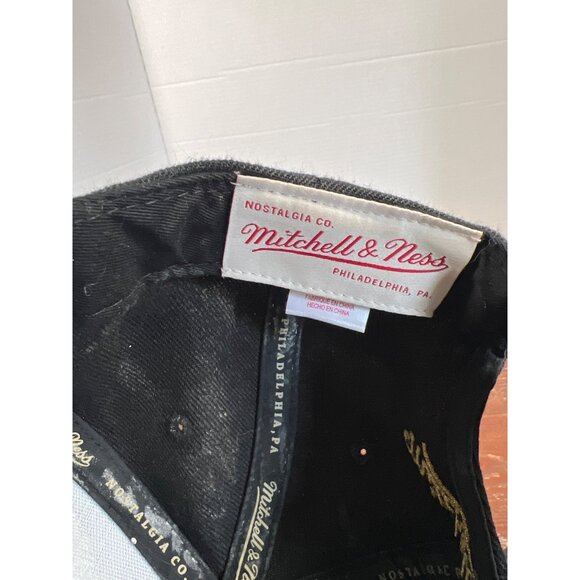 Vintage Mitchell & Ness Chicago Bulls Gold Logo Black Snapback Hat D4 - Picture 5 of 5